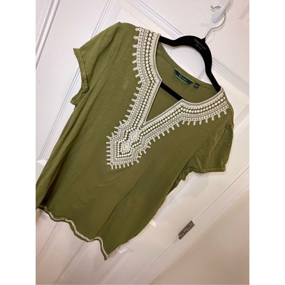C. Wonder women’s blouse embroidered army green large